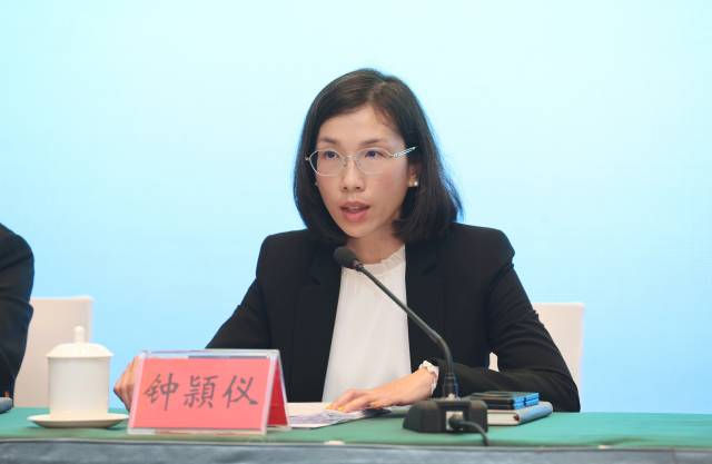 合作区法律事务局局长钟頴仪在发布会上解读政策利好。