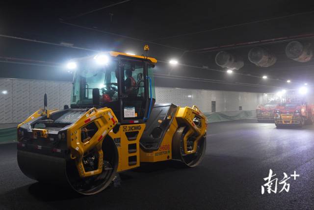 深中通道正进行隧道沥青路面施工。