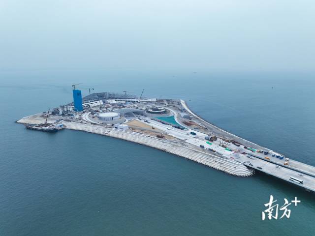 深中通道西人工岛施工现场。