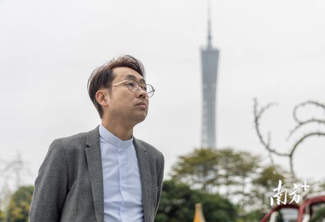 唐一瀚在珠江新城天汇广场旁散步。