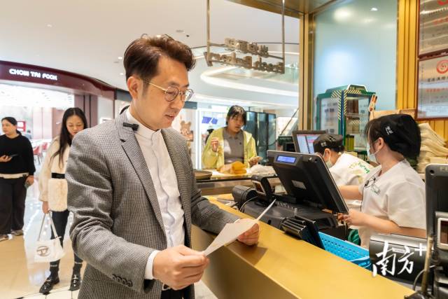 唐一瀚正在查阅餐厅相关文件。