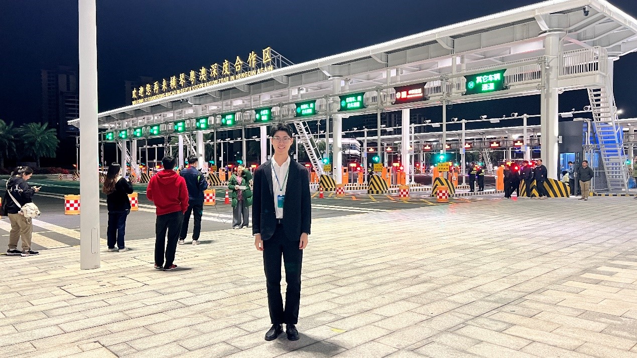 3月1日凌晨，澳门青年萧文杰在横琴粤澳深度合作区封关运行现场拍照留念。受访者供图
