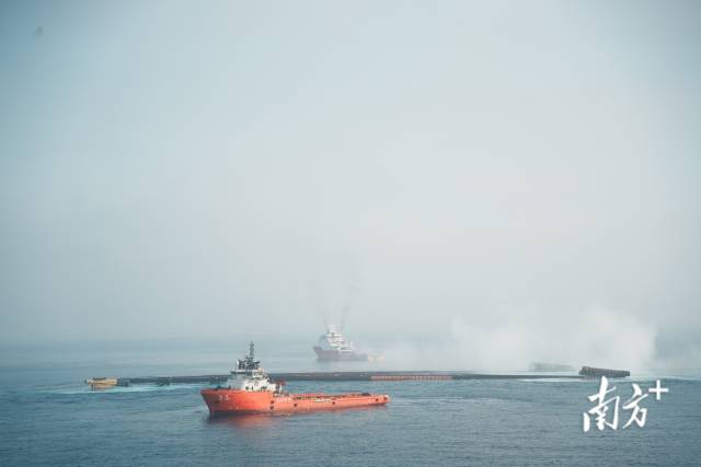 “海基二号”成功滑移下水。  南方+ 关铭荣 拍摄