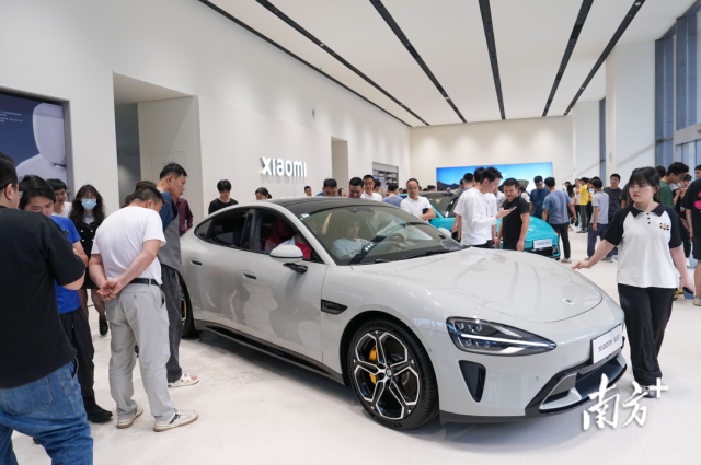 小米汽车首个车型——小米SU7的销售现场