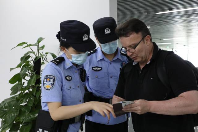 洲头嘴出入境边防检查站民警正在接受广交会客商咨询。李艳 摄