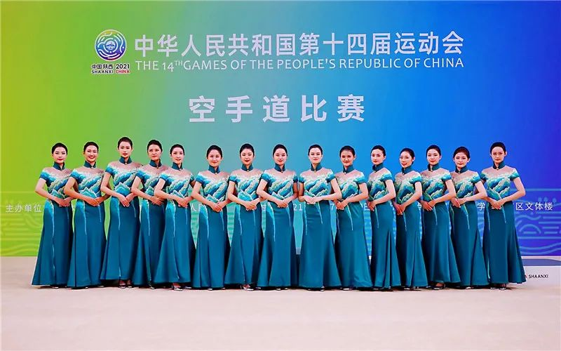 华人礼服为第十四届全运会和残特奥会颁奖礼仪定制的服装“青山绿水”。受访者供图。