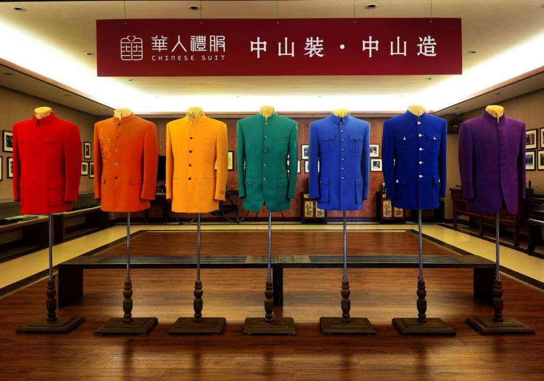 华人礼服的创新中山装。受访者供图。