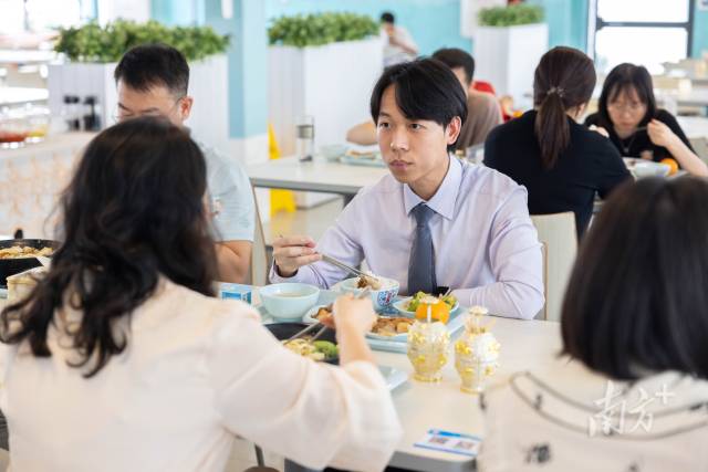 梁伟衡与同事共进午餐。