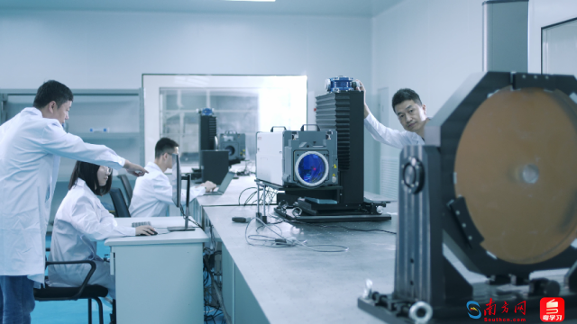 图为季华实验室总装中心科研人员工作场景。（受访者供图）