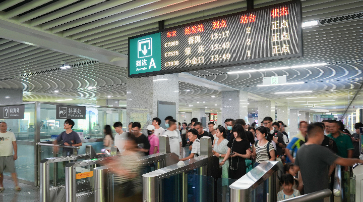 7.8万人次进站饮“头啖汤”！广惠、广肇城际开通首日客流占广东城际超八成