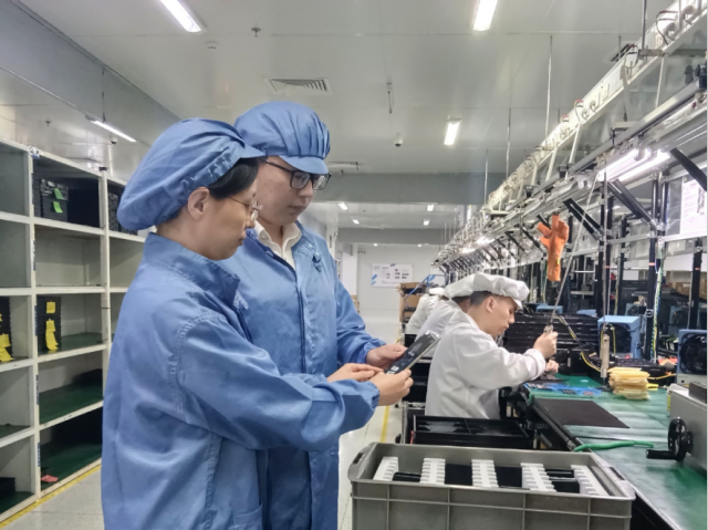 沙田海关关员对vivo手机保税维修车间开展业务调研。吴纪均 摄