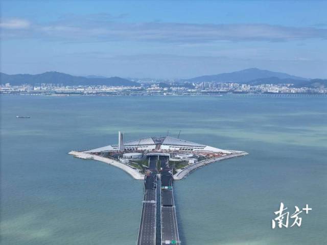 深中通道西人工岛向东，是世界最长的双向八车道海底沉管隧道。