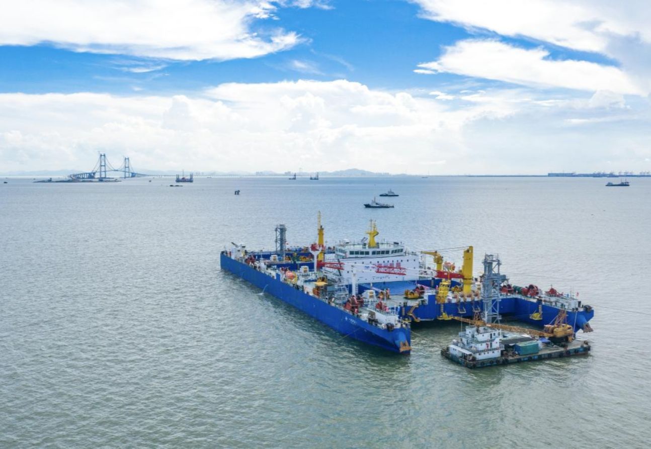 2023年6月11日，距离2018年4月海底隧道沉管钢壳试验段开工5年后，深中通道海底隧道全线合龙。一节节沉管钢壳运往世界最大沉管预制智慧工厂浇筑，再“乘坐”世界首个沉管浮运安装一体船“一航津安1”，抵达50公里外的海底隧道施工现场完成精准沉放、安装，这条目前世界上最长、最宽、综合建设难度最高的钢壳混凝土海底沉管隧道终于在海底实现“牵手”。图为世界首制沉管浮运安装一体船。