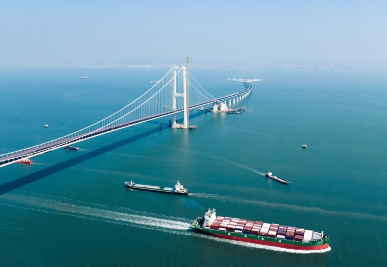2023年11月28日，深中通道海底沉管隧道实现贯通，标志着深中通道的主线全线贯通，为通车创造了必要条件，项目迈向收尾工程阶段。图为深中通道主线贯通。
