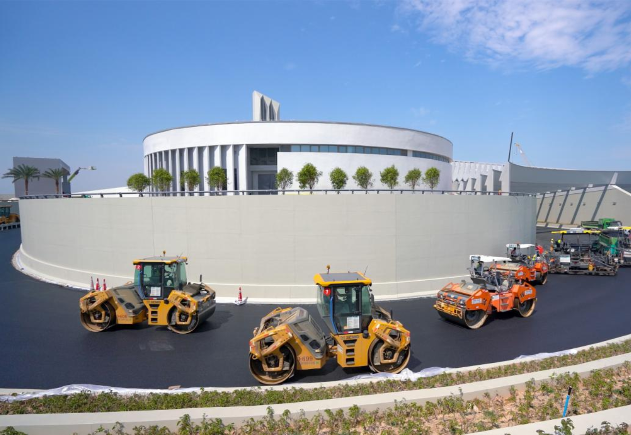 2024年5月16日，深中通道完成全线沥青路面施工。深中通道全线路面工程包括钢桥面铺装、混凝土桥面铺装、海底隧道沥青路面等。其中，钢桥面铺装施工总面积达38万平方米，相当于53个标准足球场的面积，是目前世界上规模最大的环氧类钢桥面铺装工程。图为深中通道路面沥青摊铺现场。