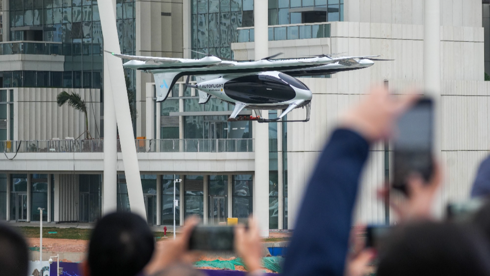 今年2月，全球首条跨海跨城电动垂直起降航空器在深圳、珠海成功试航。摄影：钱文攀