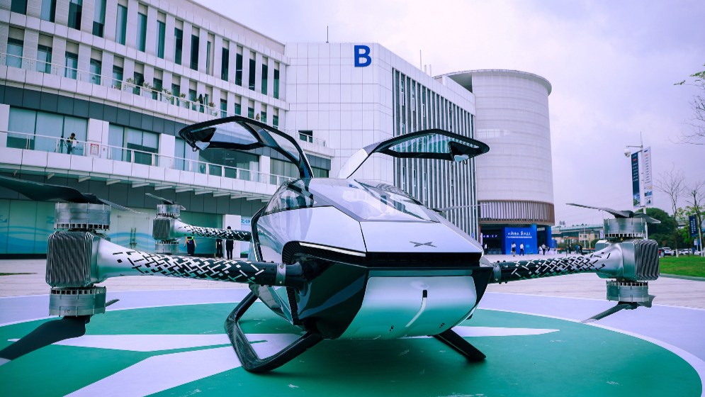 今年4月，全国首个低空经济应用示范岛—广州大学城低空经济应用示范岛发布活动举行。这是小鹏汇天飞行汽车旅航者X2在活动中展示。摄影：吴伟洪