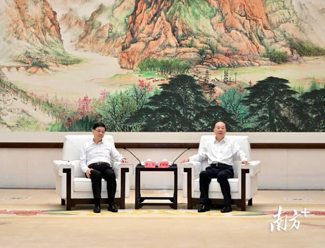 7月12日下午，省委书记黄坤明在广州与香港特别行政区行政长官李家超会见交流。南方+记者 王辉 摄