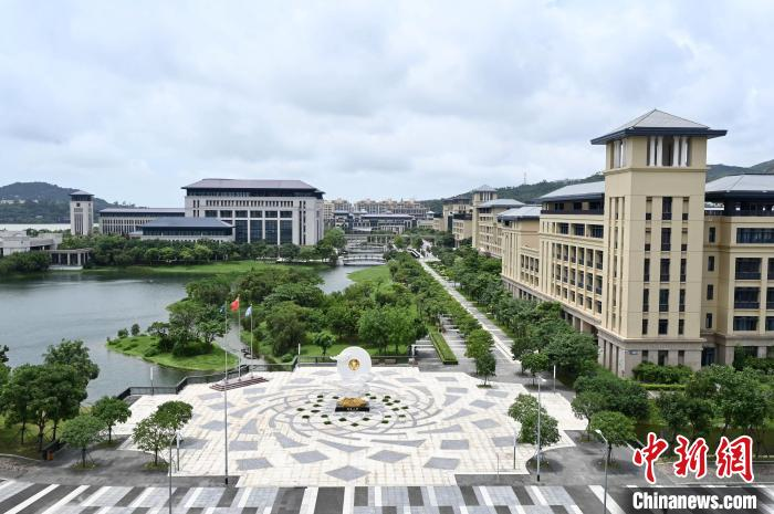 今年是澳门大学迁入横琴校园办学10周年，图为6月13日拍摄的澳大横琴校园?！≈行律缂钦?李志华 摄