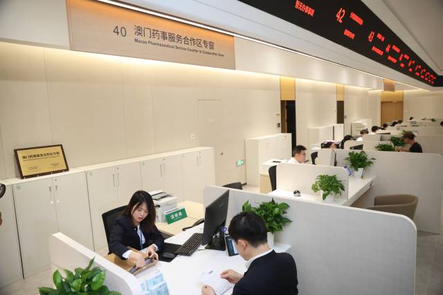 工作人员正为企业负责人办理业务。