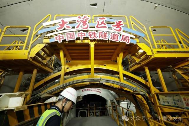 中铁隧道局承建的2标段盾构法隧道长2930米。