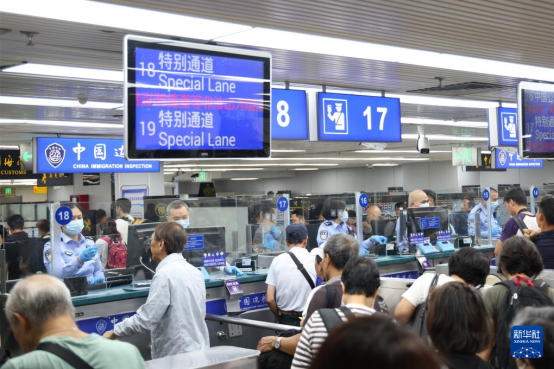 旅客在罗湖边检站排队通关。图源：新华社