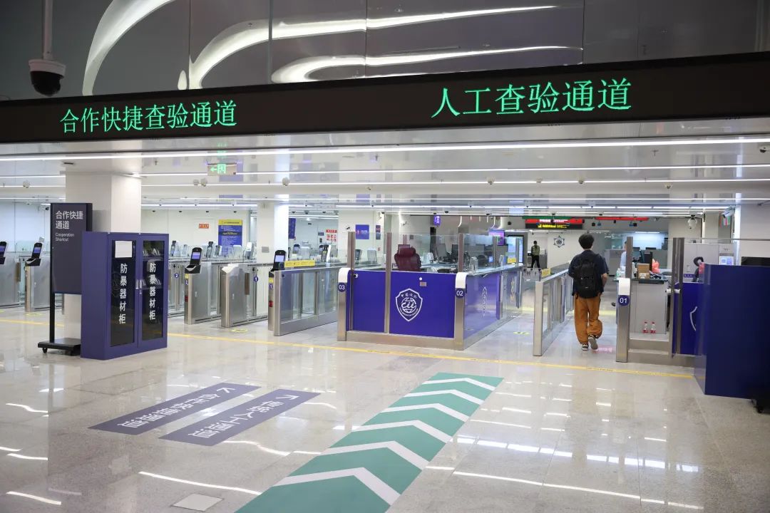 横琴口岸随车人员验放厅出入境通道。图源：南方日报