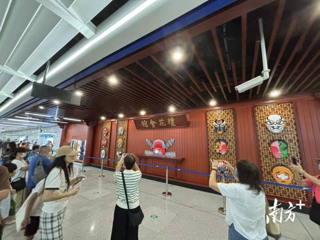 市民在中山公园站内的文化打卡点拍照。 龙西男 摄