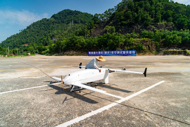 低空企业工作人员在粤港澳大湾区（肇庆）低空测试服务基地进行无人机试飞测试。图为试飞前准备。廖文奕 摄