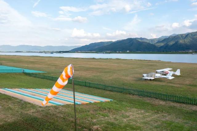 以鼎湖区砚洲岛等为代表的水陆空运动旅游基地，给肇庆市民游客带来新鲜的旅游体验。廖文奕 摄