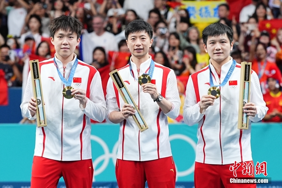 在巴黎奥运会乒乓球男团金牌赛中，中国队以3比0战胜瑞典队，获得冠军。中新社记者 赵文宇 摄