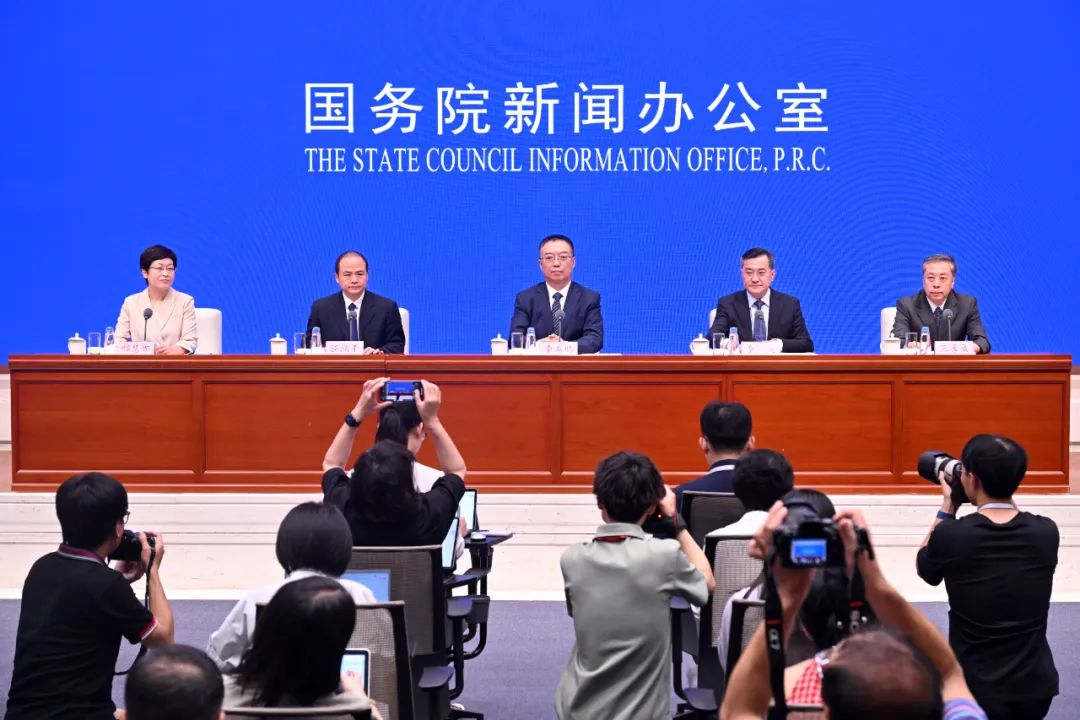 国新办举行新闻发布会，介绍《中共中央办公厅 国务院办公厅关于完善市场准入制度的意见》有关情况。