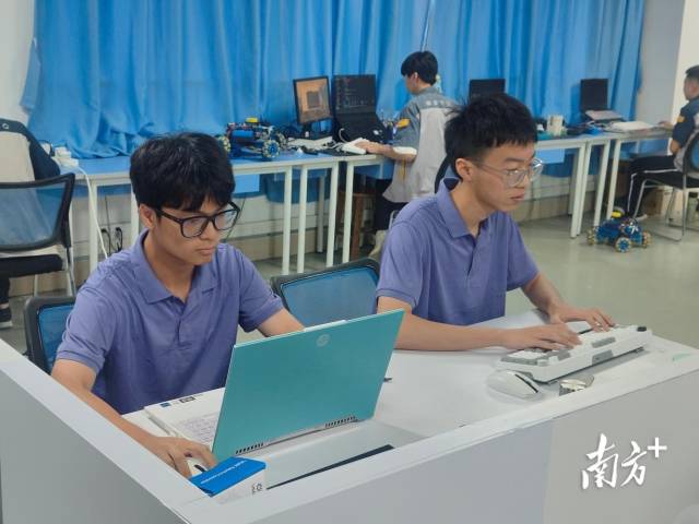 世赛自主移动机器人项目澳门代表队选手杜加威（右）与黎健恒（左），在广州市机电技师学院开展训练。