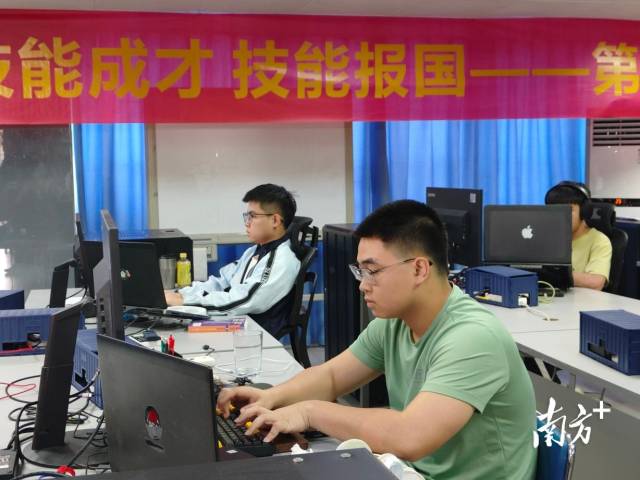 广州市工贸技师学院世赛网络系统管理项目中国集训基地，内地和澳门选手共同训练。
