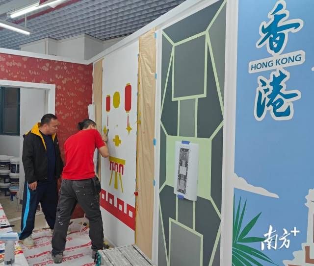 香港建造学院导师俞伟国带领参加世赛油漆与装饰项目的选手吴云帆到广东省城市技师学院训练。