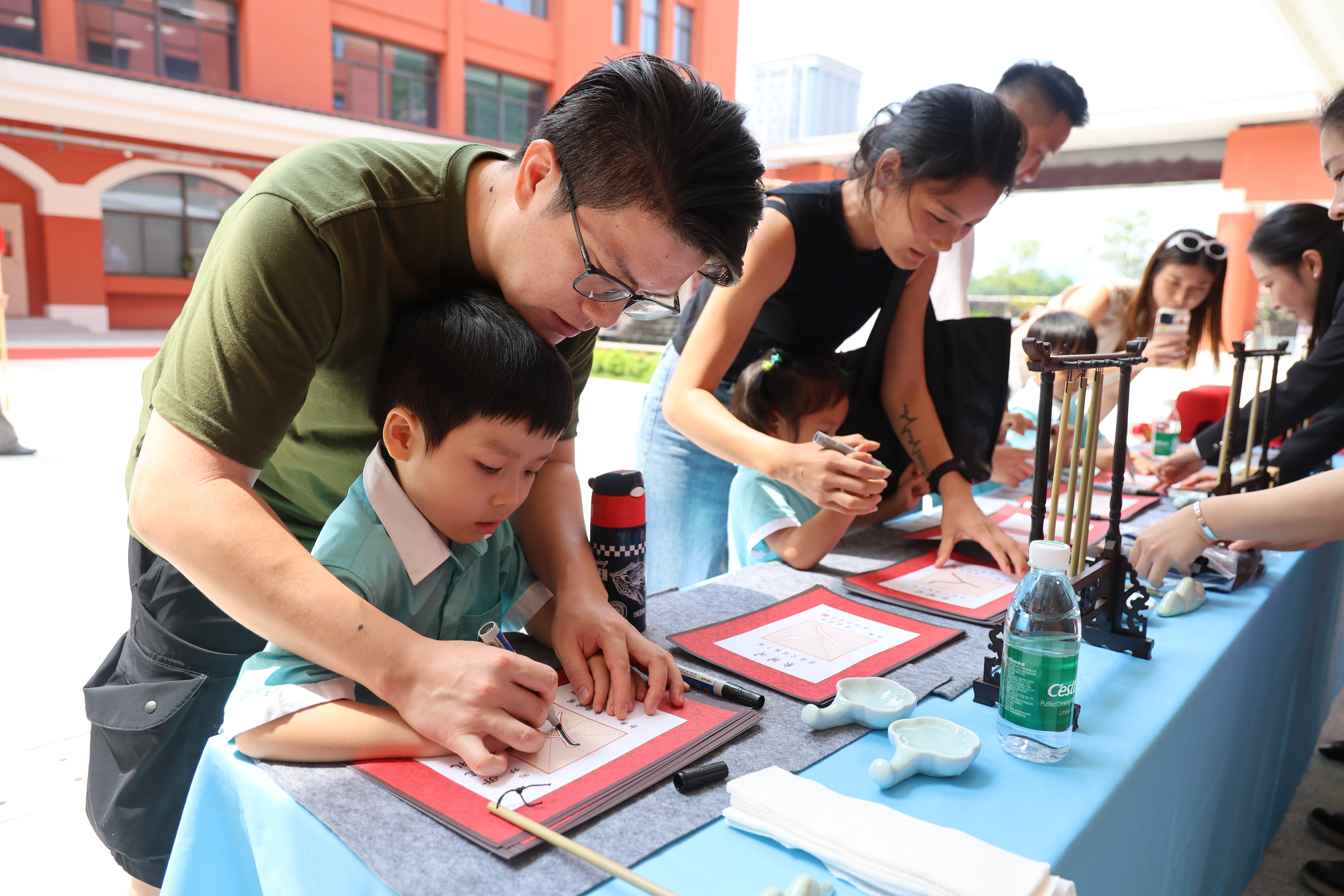 2024年9月3日，在濠江中学附属横琴学校，师生一同参加升旗仪式。南方日报记者 关铭荣 摄 (2)