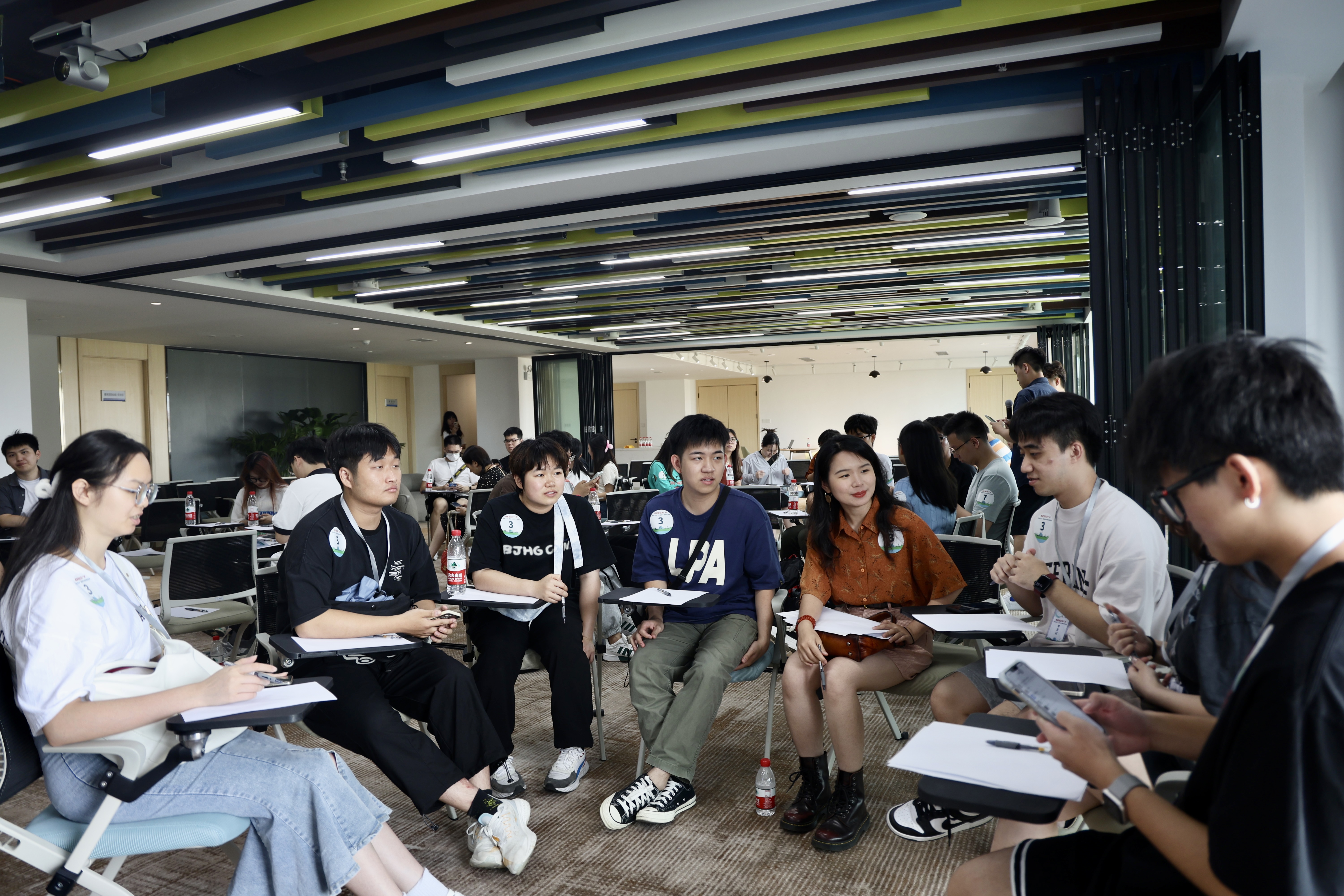 开展港澳青年职场训练营，引入职场技能培训，安排导师提供引导和朋辈帮助