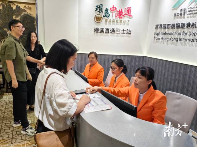 香港国际机场佛山皇冠假日酒店候机楼。南方+ 卢浩能 拍摄