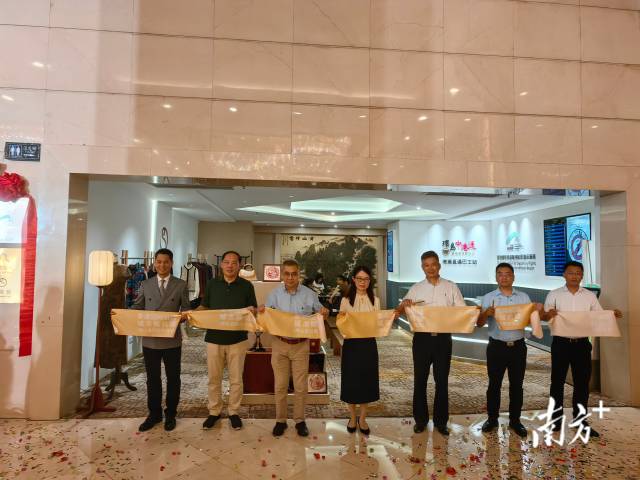香港国际机场佛山皇冠假日酒店候机楼剪彩开幕。南方+ 卢浩能 拍摄