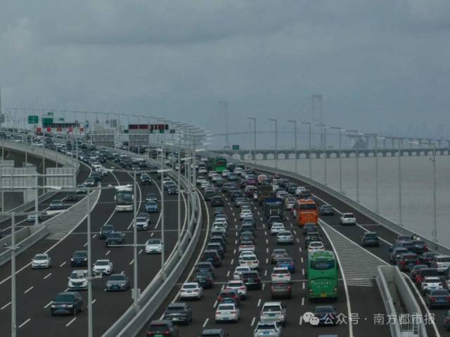 2024年6月30日，深中通道通车首日，迎来火爆车流。