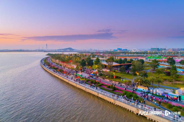 位于滨海湾新区的东莞黄金海岸，是市民热衷打卡的一条亲海生态岸线。