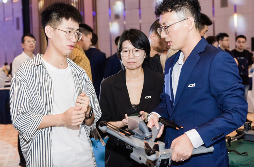 第二届无人机应急救援力量建设与发展论坛上，与会者正在参观展出的应急救援无人机产品。
