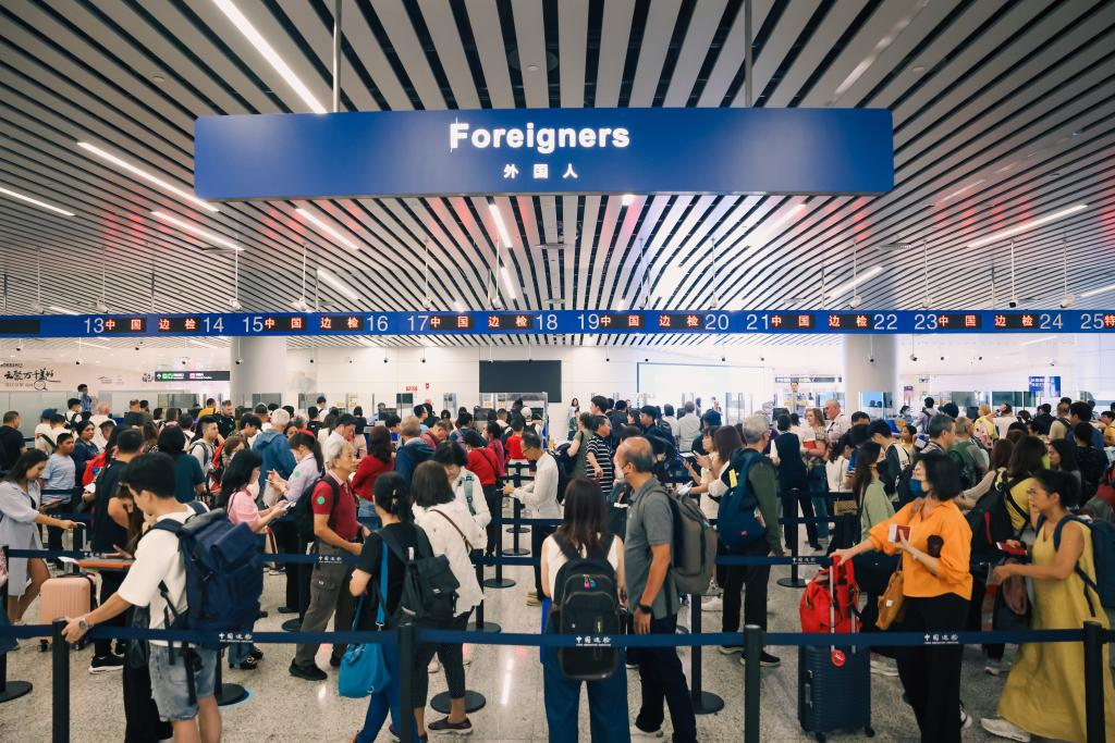 图为9月16日，外籍旅客在广州白云机场口岸排队候检的现场。（凌观明 摄）