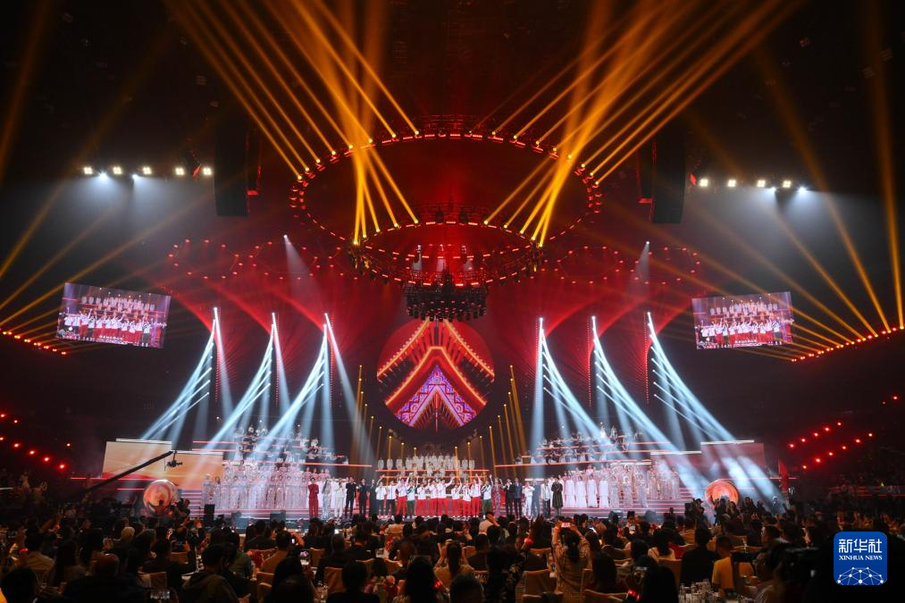 9月22日，众人在演唱《大中国》。新华社记者 张金加 摄