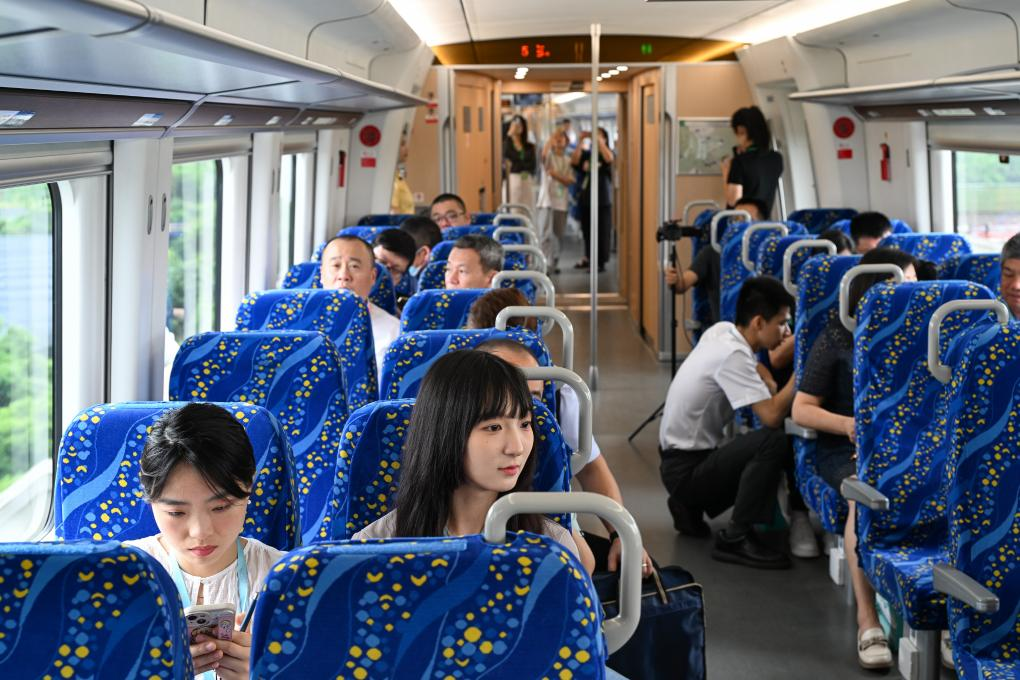 5月26日，乘客体验首趟运行的佛莞城际铁路列车。新华社记者 刘大伟 摄