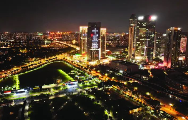 惠州市区中海广场户外大屏亮灯迎接十五运会，滚动播放宣传标语。 图源惠州日报