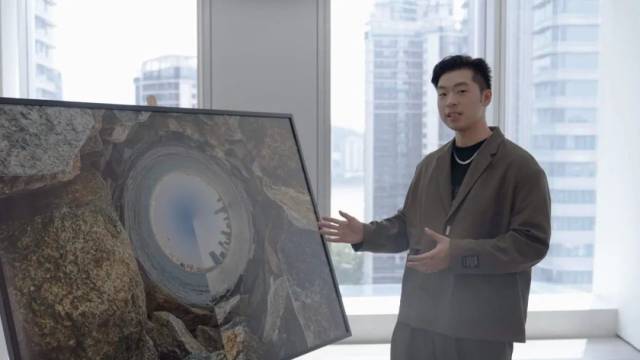 ▲摄影师官宏滔面向镜头介绍代表作《连城》