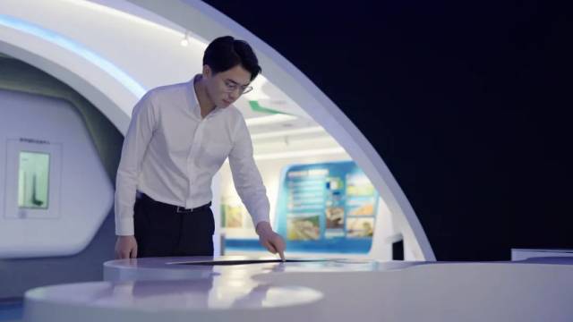 ▲打电话、做材料、见客户、开座谈、看场地......是刘延鑫的一部分工作日常
