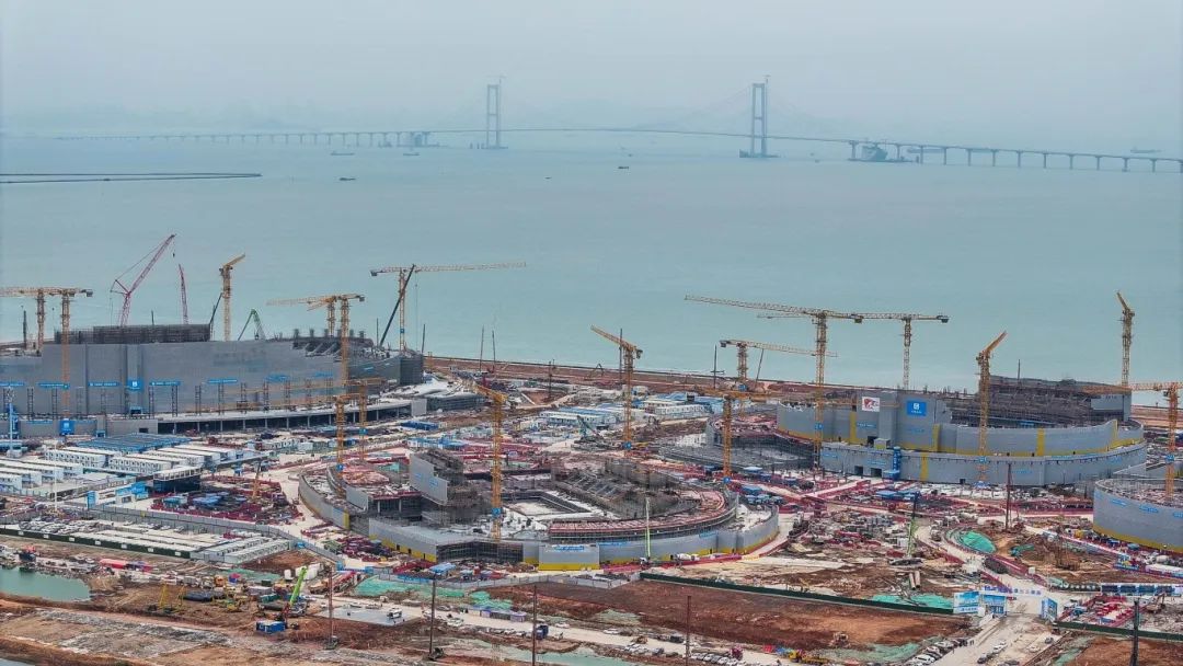 ▲南沙全民文化体育中心综合体一场两馆正在建设中，这里将是2025年第十五届全运会的新建中心场馆群。新华社记者 刘大伟 摄