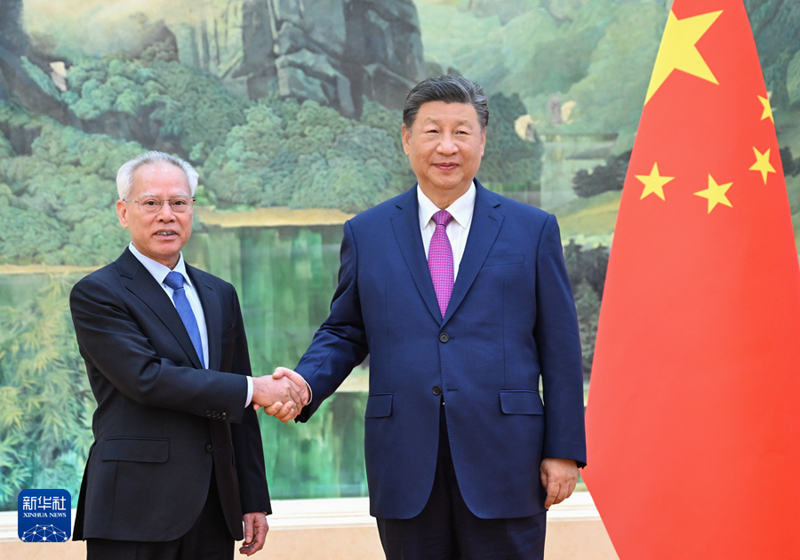 11月1日下午，国家主席习近平在北京人民大会堂会见新当选并获中央政府任命的澳门特别行政区第六任行政长官岑浩辉。新华社记者 谢环驰 摄